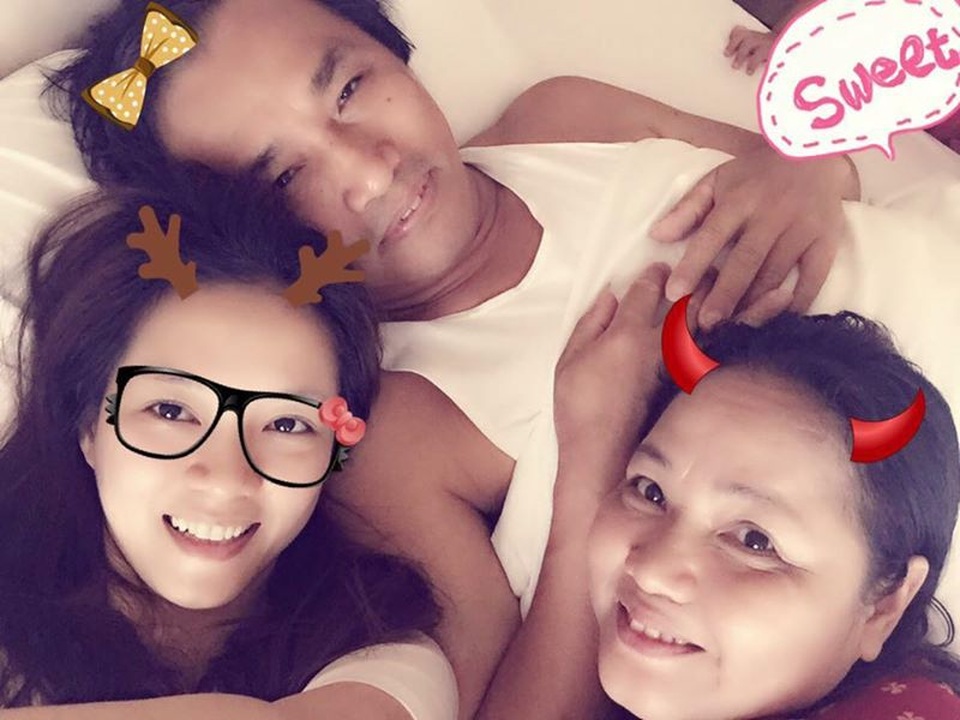 Ngày của Mẹ, sao Việt tung ảnh thời thơ ấu bên đấng sinh thành - 10 Đinh Hương cũng gửi lời chúc mừng đến mẹ của mình, cô dành lời chúc: “Mừng ngày của Mẹ, con và papa cảm ơn mẹ vì tất cả những đức hy sinh mà mẹ đã dành cho gia đình mình. Con yêu mẹ nhiều lắm, người phụ nữ quan trọng nhất cuộc đời”.