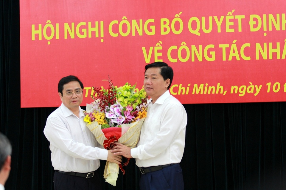 Ông Đinh La Thăng xin lỗi người dân TPHCM - 1
Uỷ viên Bộ Chính trị, Trưởng Ban Tổ chức Trung ương Đảng Phạm Minh Chính đọc quyết định phân công nhiệm vụ mới và tặng hoa ông Đinh La Thăng