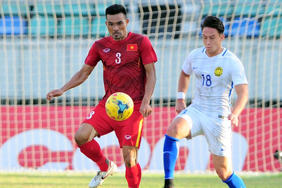 
Trung vệ Đình Luật (trái) trong màu áo tuyển quốc gia
