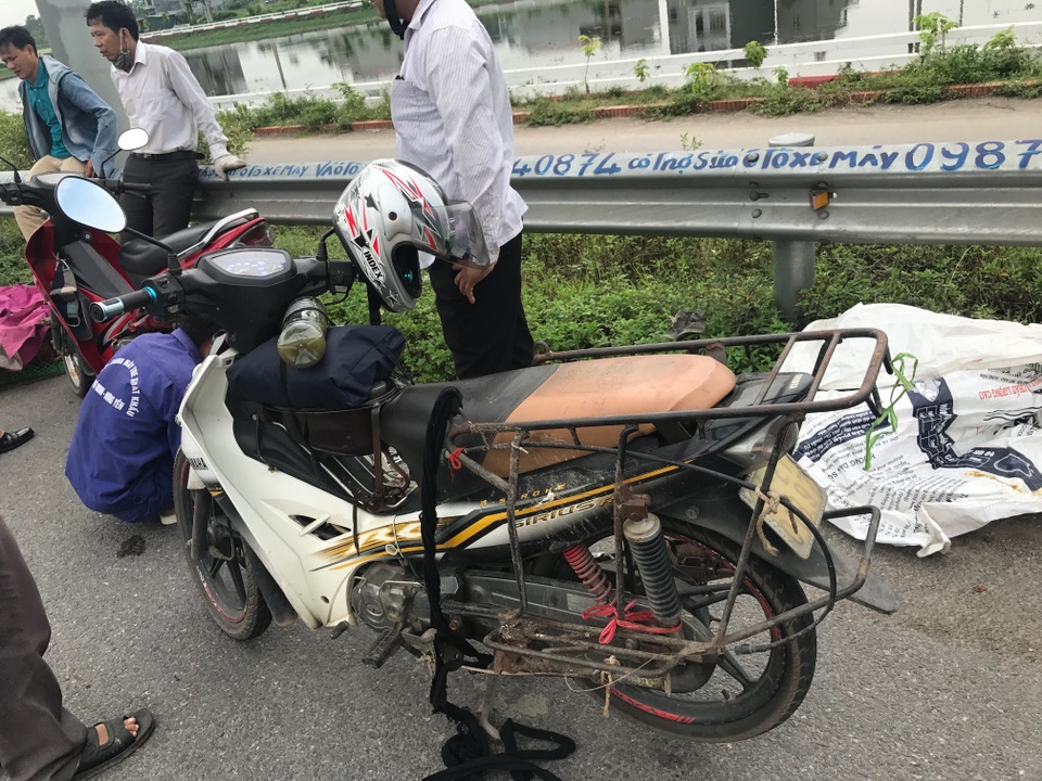 Thợ vá xe kiếm tiền “mệt nghỉ” vì đinh "bỗng dưng" rải đầy đường! - 1 Thợ vá xe kiếm tiền “mệt nghỉ” vì đinh "bỗng dưng" rải đầy đường! - 1
