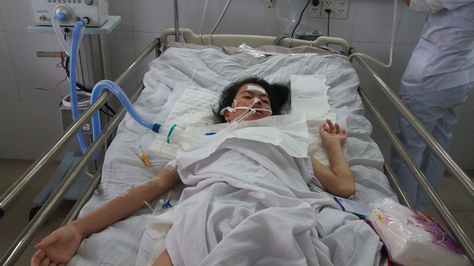 Sự sống mong manh của cô gái trẻ Hrê bị bệnh suy nhược cơ - 1 Mấy bị suy nhược cơ nên cần phải thay huyết tương nhiều lần mới cứu được tính mạng