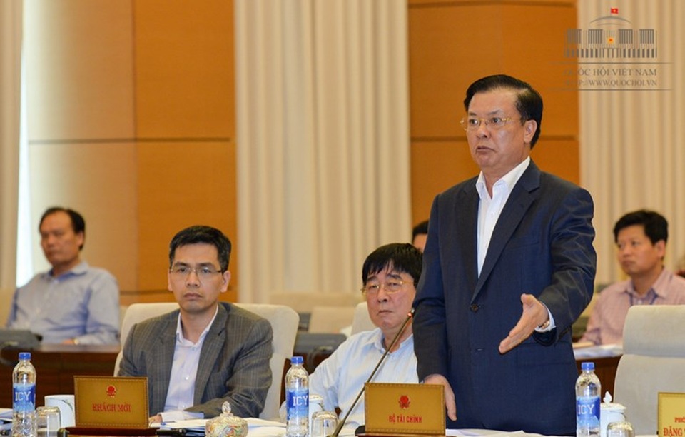 Phê bình địa phương chi 65 tỷ đồng mua ấm chén làm quà kỷ niệm ngày lập tỉnh - 1 Bộ trưởng Tài chính Đinh Tiến Dũng nêu cả kết quả tích cực và những hạn chế trong công tác thực hành tiết kiệm, chống lãng phí năm qua.