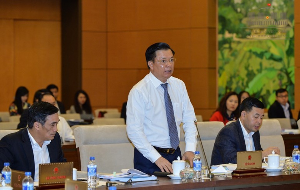 “Dự báo tăng trưởng mấy năm toàn trật, làm gì nợ chẳng tăng!” - 1
Bộ trưởng Tài chính tại phiên trình luật trước UB Thường vụ Quốc hội
