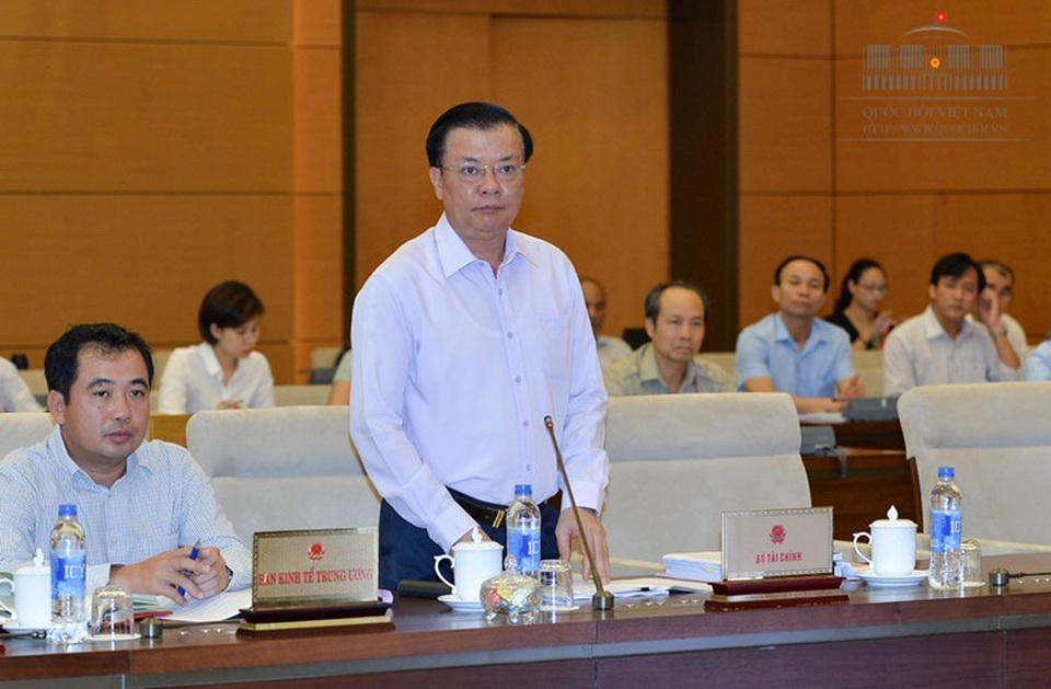 “Tặng xe cứu thương thì được, còn nhận Mercedes thì… quá đáng” - 1
Bộ trưởng Tài chính Đinh Tiến Dũng giải trình thêm về một số nội dung trong dự thảo luật.