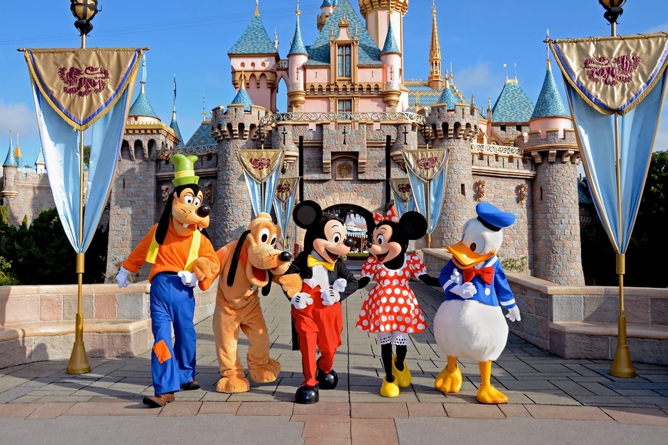 Thế giới Disney thực sự là nơi của những giấc mơ. Khu phức hợp Florida nằm trên diện tích 27.000 mẫu đất với hơn 30 khách sạn ,6 công viên giải trí, nhiều sân golf, thậm chí cả khu cắm trại.