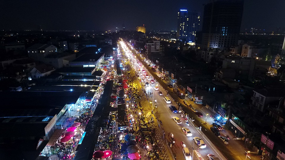 Chợ hoa Quảng An đông nghẹt người mua sắm đêm 29 Tết - 1 Gần 20 giờ tối 29 Tết, trên đường Âu Cơ vẫn kẹt xe vì lượng người và phương tiện đổ về đây mua sắm.