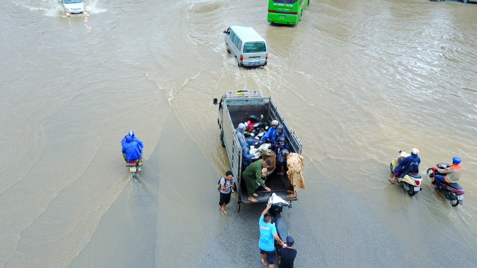 “Hốt” bạc triệu nhờ dịch vụ đưa người và xe vượt lụt ở Hà Nội - 9 Dịch vụ tức thời này khá đắt khách