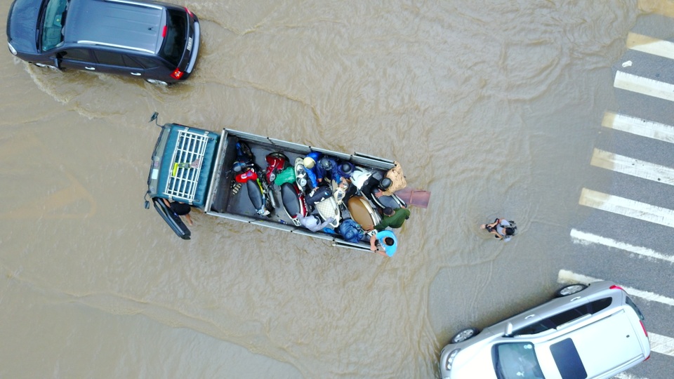 “Hốt” bạc triệu nhờ dịch vụ đưa người và xe vượt lụt ở Hà Nội - 10 Nhiều đoàn xe phải xếp hàng chờ qua điểm ngập úng