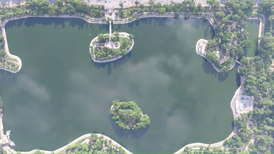 Hồ nằm hơi lệch về phía nam của trung tâm Hà Nội, thuộc phạm vi quận Hai Bà Trưng. Nước hồ trong xanh tạo nên dấu ấn độc đáo cho khu vực.