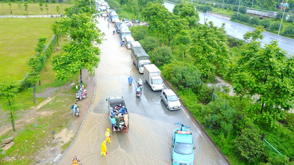 “Hốt” bạc triệu nhờ dịch vụ đưa người và xe vượt lụt ở Hà Nội - 11 “Hốt” bạc triệu nhờ dịch vụ đưa người và xe vượt lụt ở Hà Nội - 11