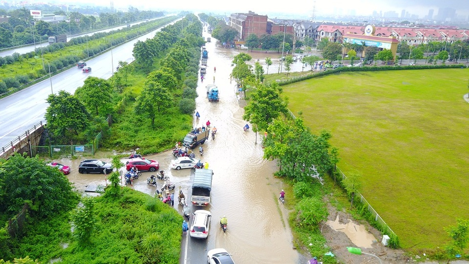 “Hốt” bạc triệu nhờ dịch vụ đưa người và xe vượt lụt ở Hà Nội - 4 “Hốt” bạc triệu nhờ dịch vụ đưa người và xe vượt lụt ở Hà Nội - 4