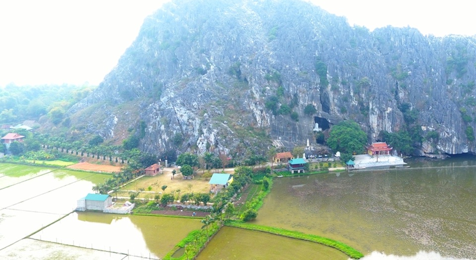 Bài 2: Nhiều di tích, danh thắng Quốc gia đang trong tình trạng lâm nguy - 1 Một góc danh thắng Kim Sơn đẹp như tranh vẽ hiện cũng đang bị những mỏ khai thác đá bên cạnh đe dọa