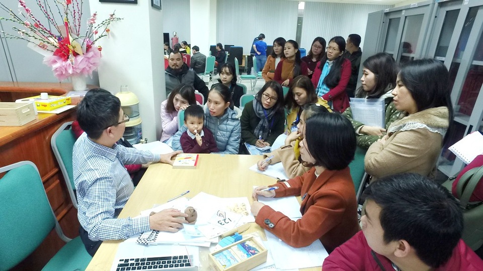 Ứng dụng phương pháp hiện đại điều trị cho trẻ tự kỷ - 1 Ngày thứ hai của hội thảo, nhiều trẻ tự kỷ tại Huế đã được khám và tư vấn