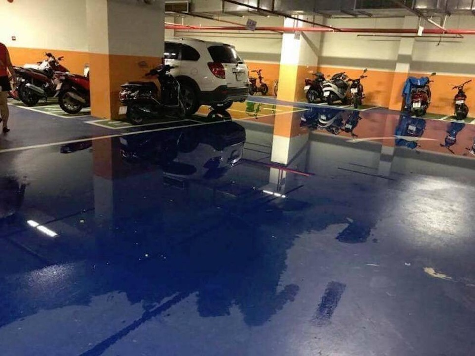 "Vỡ mộng” với chung cư cao cấp - 5 Mỗi khi mưa lớn nước lại ngập bãi giữ xe.