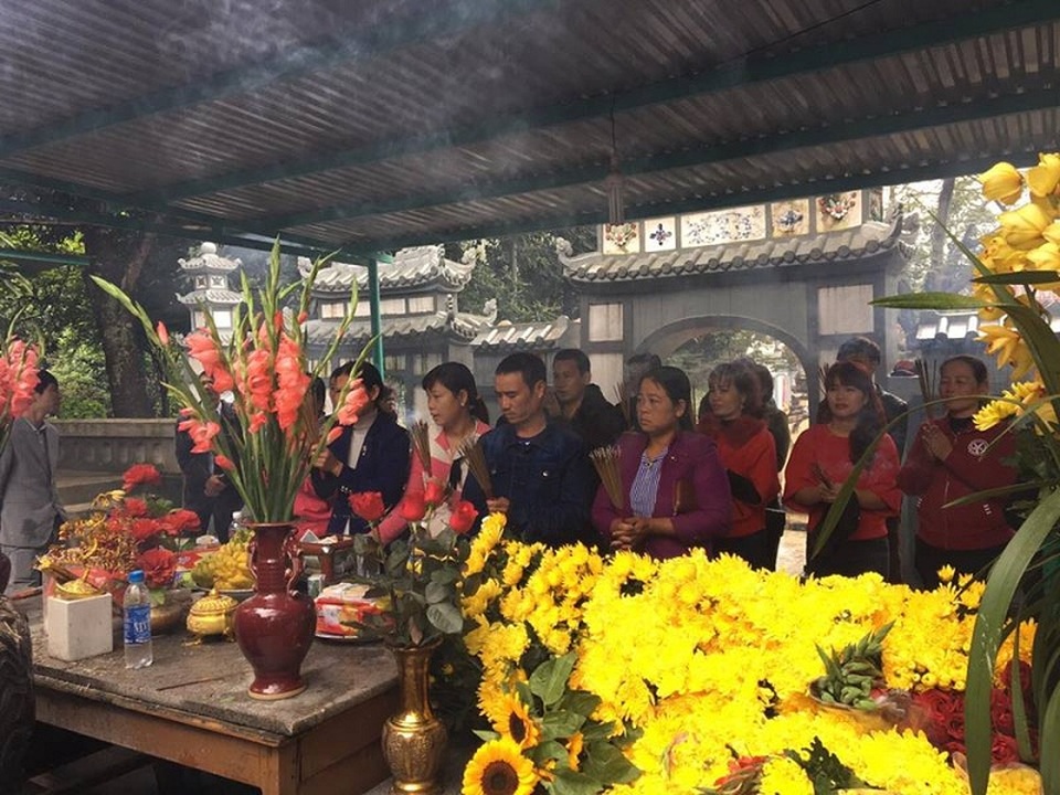 Du lịch Quảng Bình “hút” khách đầu năm mới - 2 Đền thờ Thánh mẫu Liễu Hạnh thu hút được rất đông du khách thập phương đến dâng hương, vãn cảnh