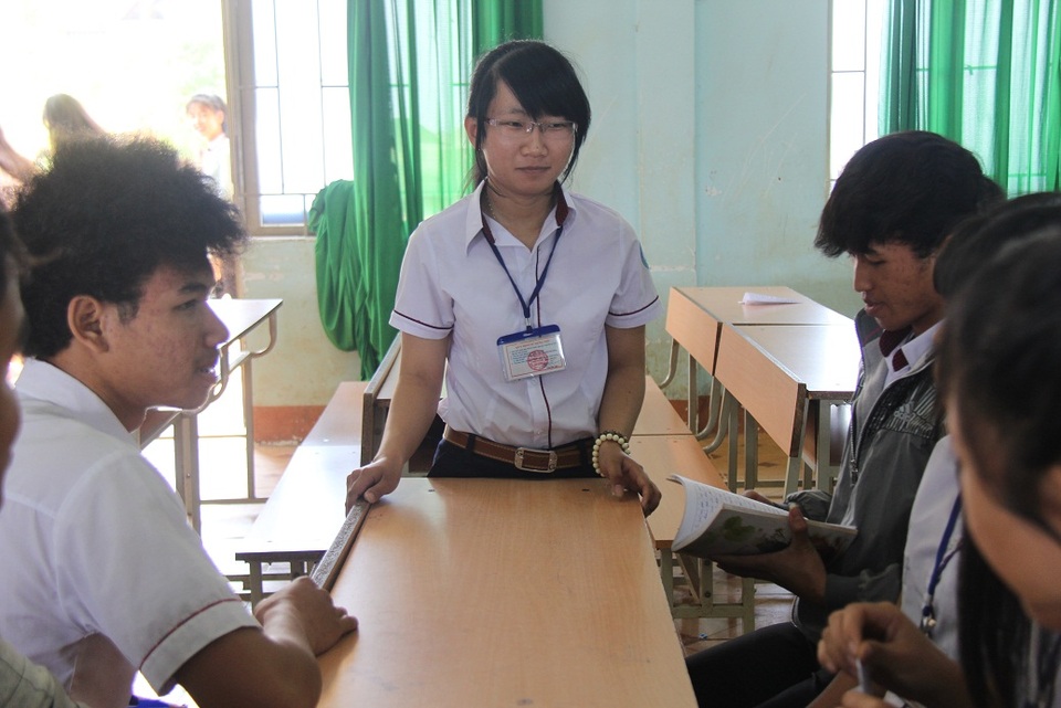 Nữ sinh Khmer tìm giải pháp giúp học sinh M’Nông sống hòa nhập - 1
Chia Việt Mỵ (đeo kính) đang nói chuyện với các bạn người M’Nông