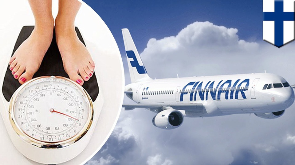 Hành khách tự nguyện đo cân nặng trước khi bay