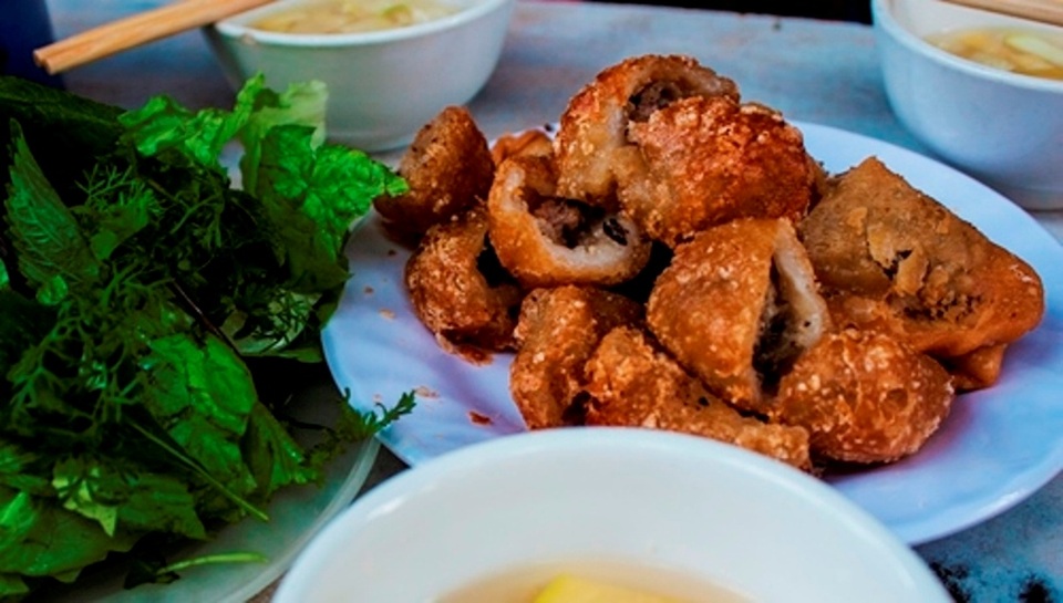 Khám phá phố ẩm thực Lý Quốc Sư nổi tiếng đất Hà thành - 2 Bánh gối có thể dùng như bữa quà chiều.