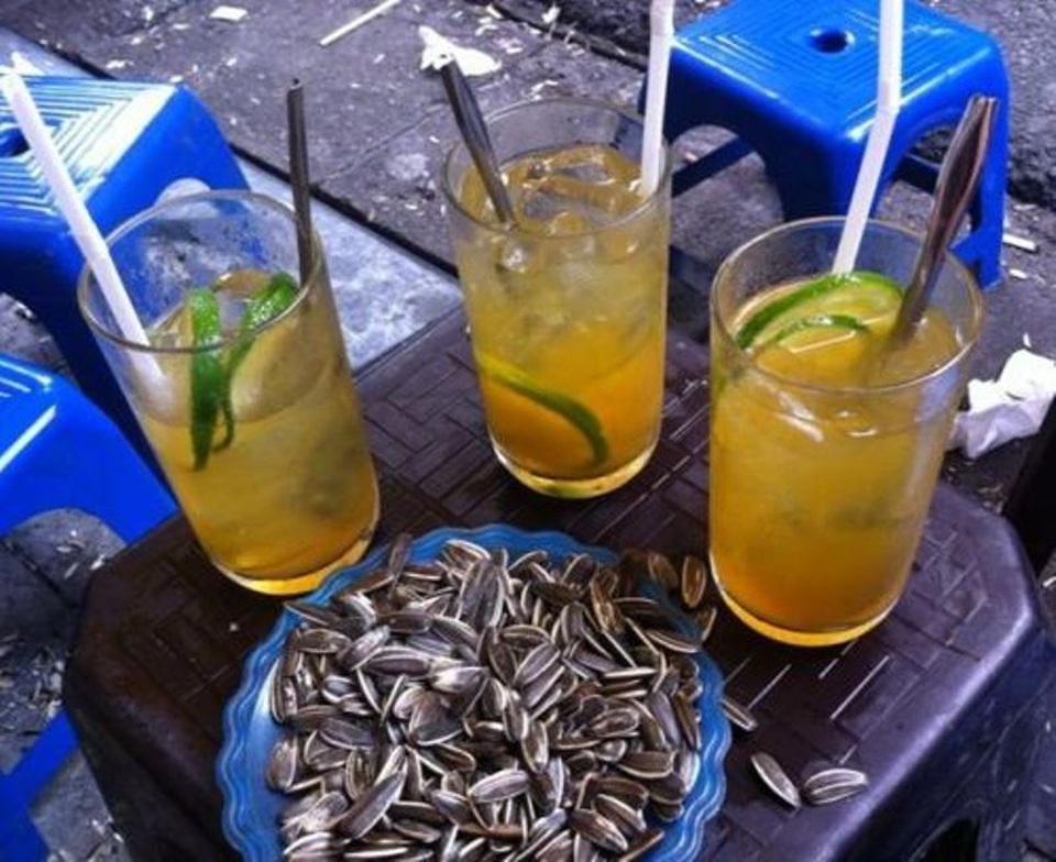 Khám phá phố ẩm thực Lý Quốc Sư nổi tiếng đất Hà thành - 6 Người Hà Nội có sở thích ngồi trà chanh và trò chuyện rôm rả cùng bạn bè vào những ngày cuối tuần.