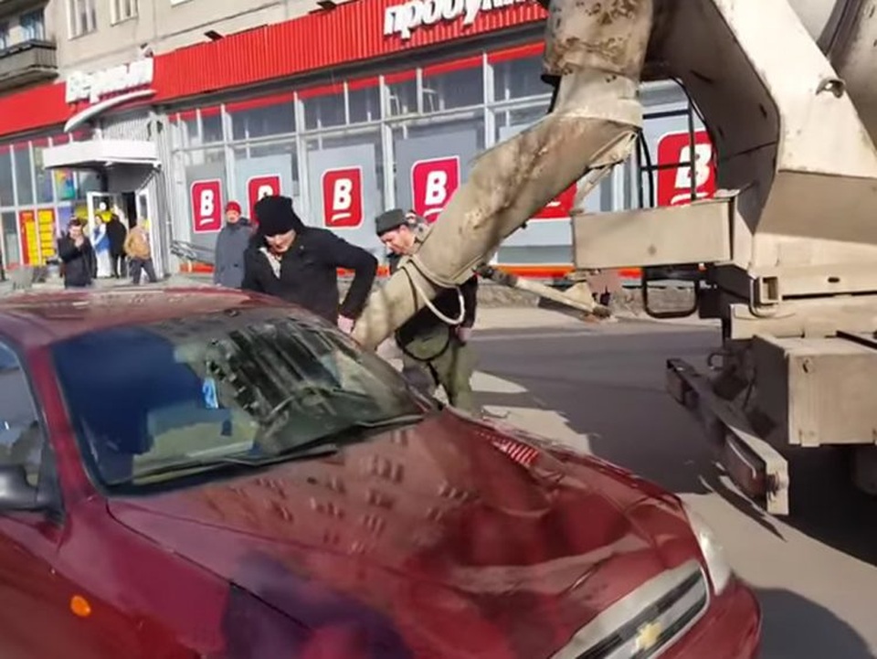 Chồng trút giận bằng cách đổ đầy bê tông vào... xe hơi của vợ - 2 Nhiều người hiếu kỳ đứng xem hành động lạ