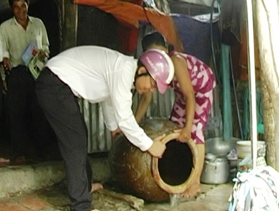 Ngoài ra, người dân cần vệ sinh quanh nhà, diệt lăng quăng, đổ những chậu nước không xài... Cũng là những cách phòng chống bệnh SXH hiệu quả nhất. (ảnh Trọng Trung)