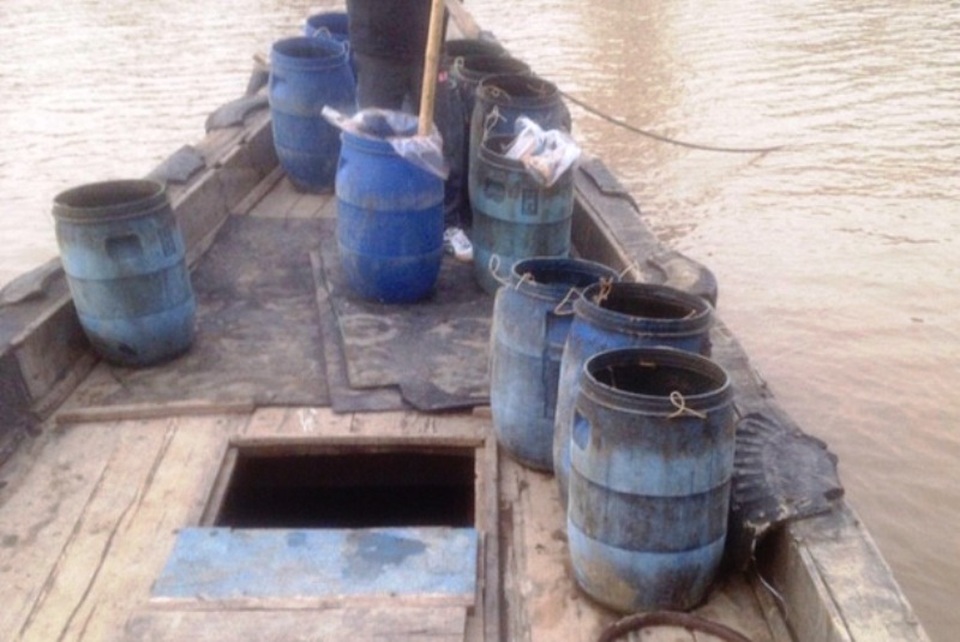 Vụ đổ trộm chất thải xuống biển: Yêu cầu doanh nghiệp tạm dừng hoạt động - 3 Người dân bắt được đối tượng có hành vi đổ chất thải trên biển