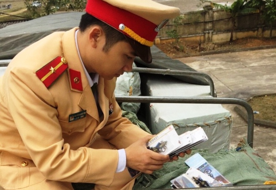 Bắt một lượng lớn đồ chơi bạo lực trên đường từ Hà Nội vào TPHCM - 2
Lực lượng CSGT kiểm tra lô hàng.