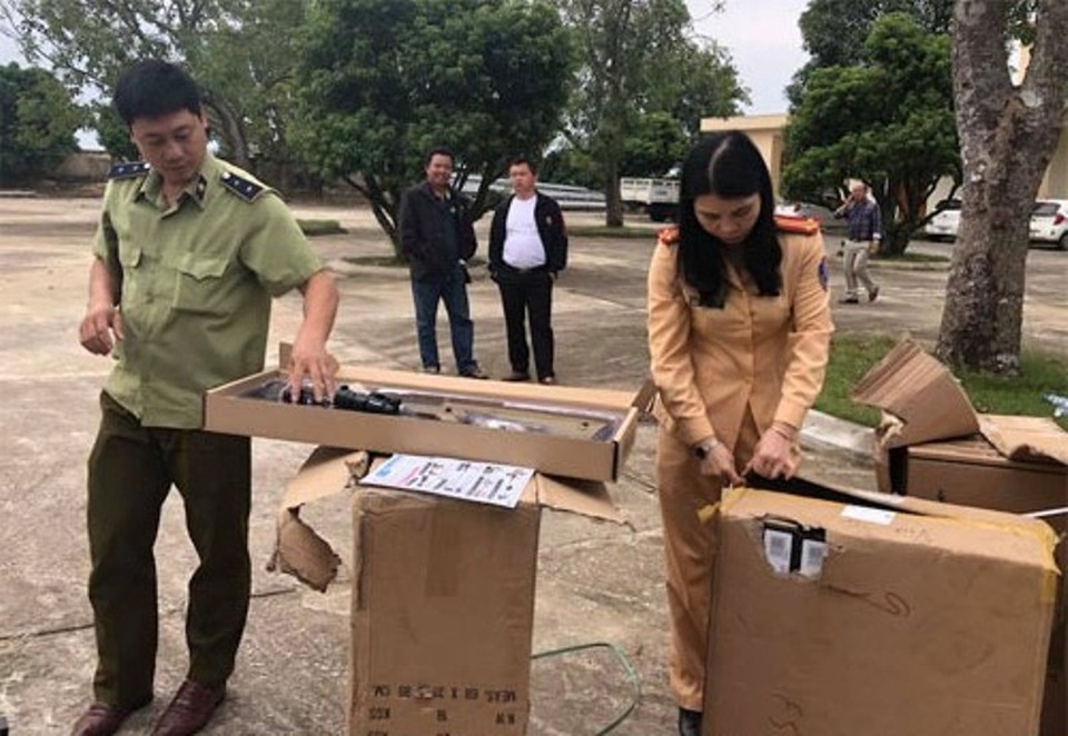 Thu giữ hàng chục chiếc súng bắn đạn nhựa nguy hiểm - 2 Số lượng súng đồ chơi nguy hiểm trên đã được bàn giao cho lực lượng QLTT