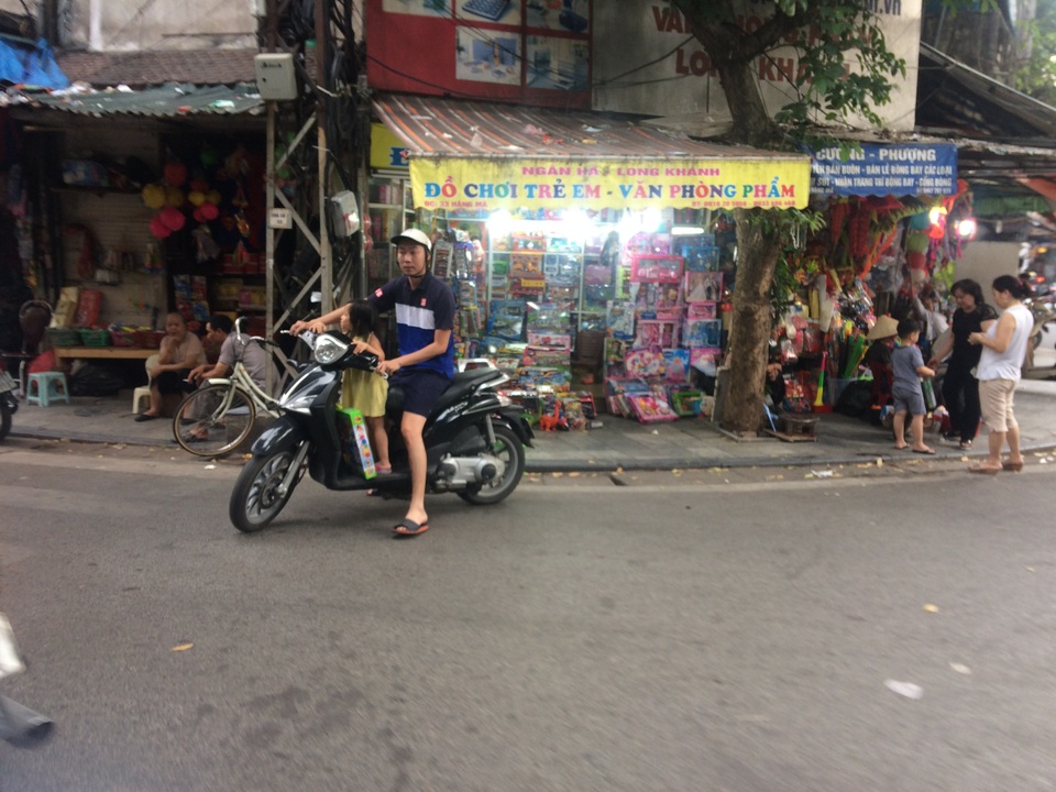 Đồ chơi trung thu không rõ nguồn gốc: Tịch thu không xuể vì quá lãi! - 2 Phụ huynh đành phải chiều lòng con cái