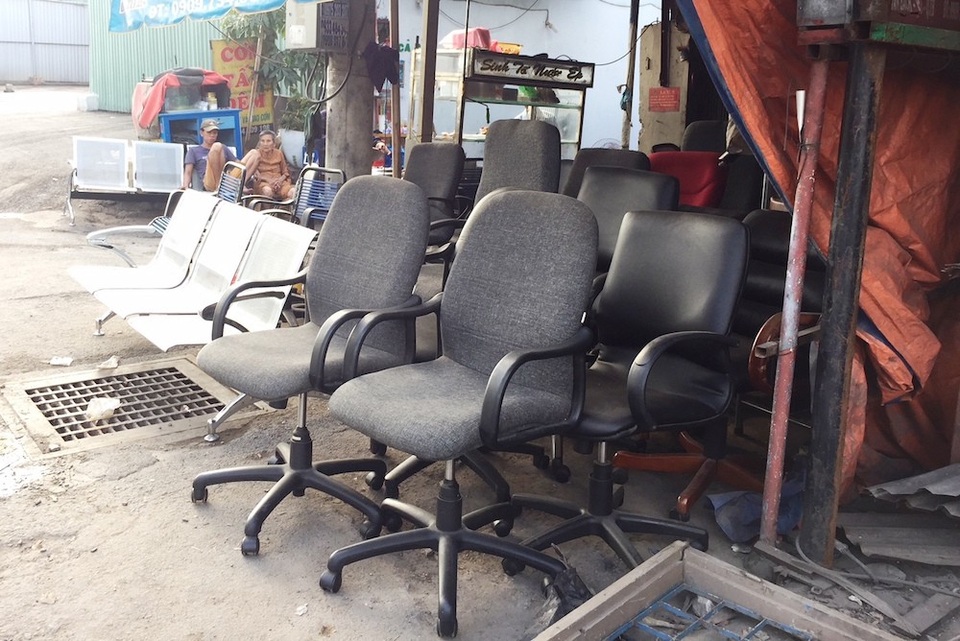 Kiếm bạc triệu mỗi ngày nhờ bán đồ "cũ người, mới ta" - 2 Các mặt hàng đã qua sử dụng được bày bán trên đường Phạm Văn Bạch.