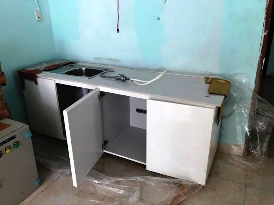 Kiếm bạc triệu mỗi ngày nhờ bán đồ "cũ người, mới ta" - 4 Một chiếc tủ bếp có bồn rửa giá 900.000 đồng.