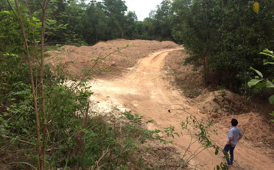 
Hàng trăm ngàn khối đất đào được đổ xuống hố của một công ty có liên quan trực tiếp đến công trình nâng cấp tuyến đường liên ấp Kiến An - Tân Lập.
