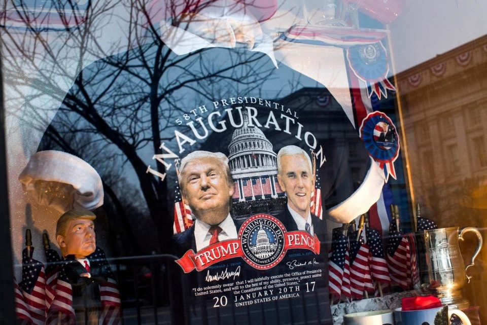 Washington tất bật chuẩn bị cho lễ nhậm chức của ông Trump - 3 Cửa hàng bán đồ lưu niệm in hình ảnh của Tổng thống đắc cử Trump và Phó Tổng thống đắc cử Mike Pence ở thủ đô Washington (Ảnh: EPA)