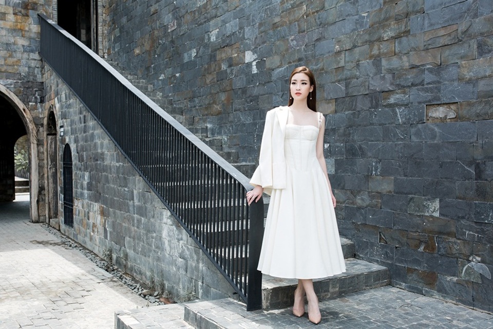 Hoa hậu Mỹ Linh “lột xác” gợi cảm đi chấm thi The Face - 13 Hoa hậu Mỹ Linh “lột xác” gợi cảm đi chấm thi The Face - 13