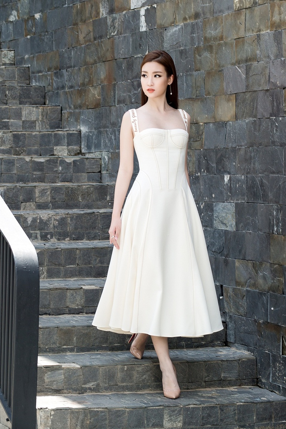Hoa hậu Mỹ Linh “lột xác” gợi cảm đi chấm thi The Face - 4 Hoa hậu Mỹ Linh “lột xác” gợi cảm đi chấm thi The Face - 4