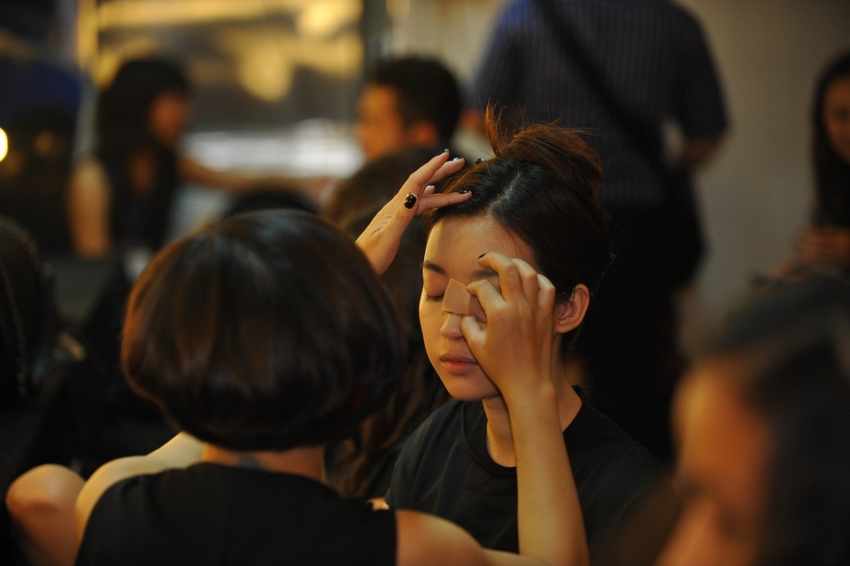 Ngẩn ngơ ngắm Ngô Phương Lan, “nàng thơ xứ Huế” trong hậu trường - 7 Là vedette trong show diễn nên cô được chăm chút vô cùng tỉ mỉ và cầu kì.