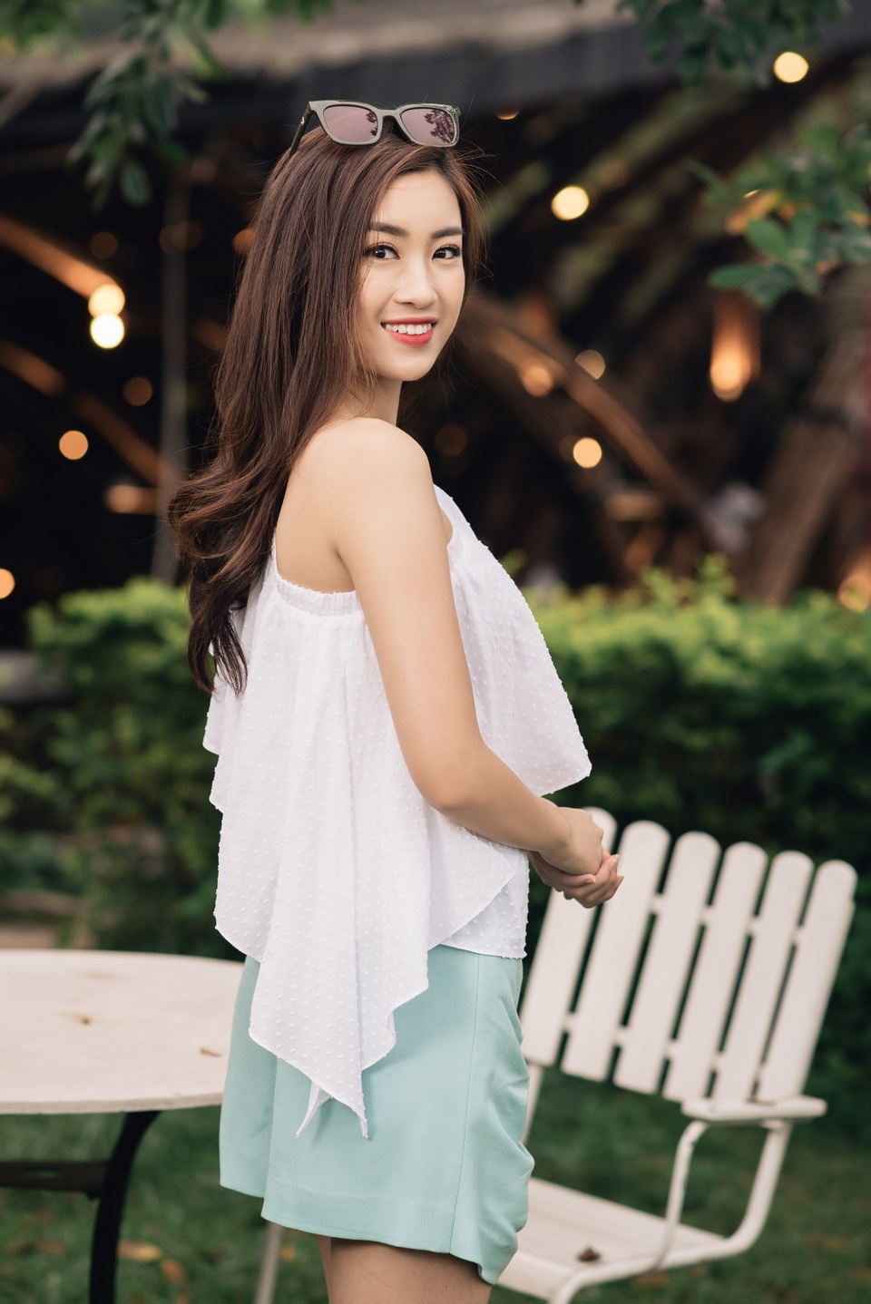 Hoa hậu Đỗ Mỹ Linh khoe vóc dáng nuột nà đón chào mùa hè - 1 Đỗ Mỹ Linh tươi tắn trong bộ trang phục trẻ trung.