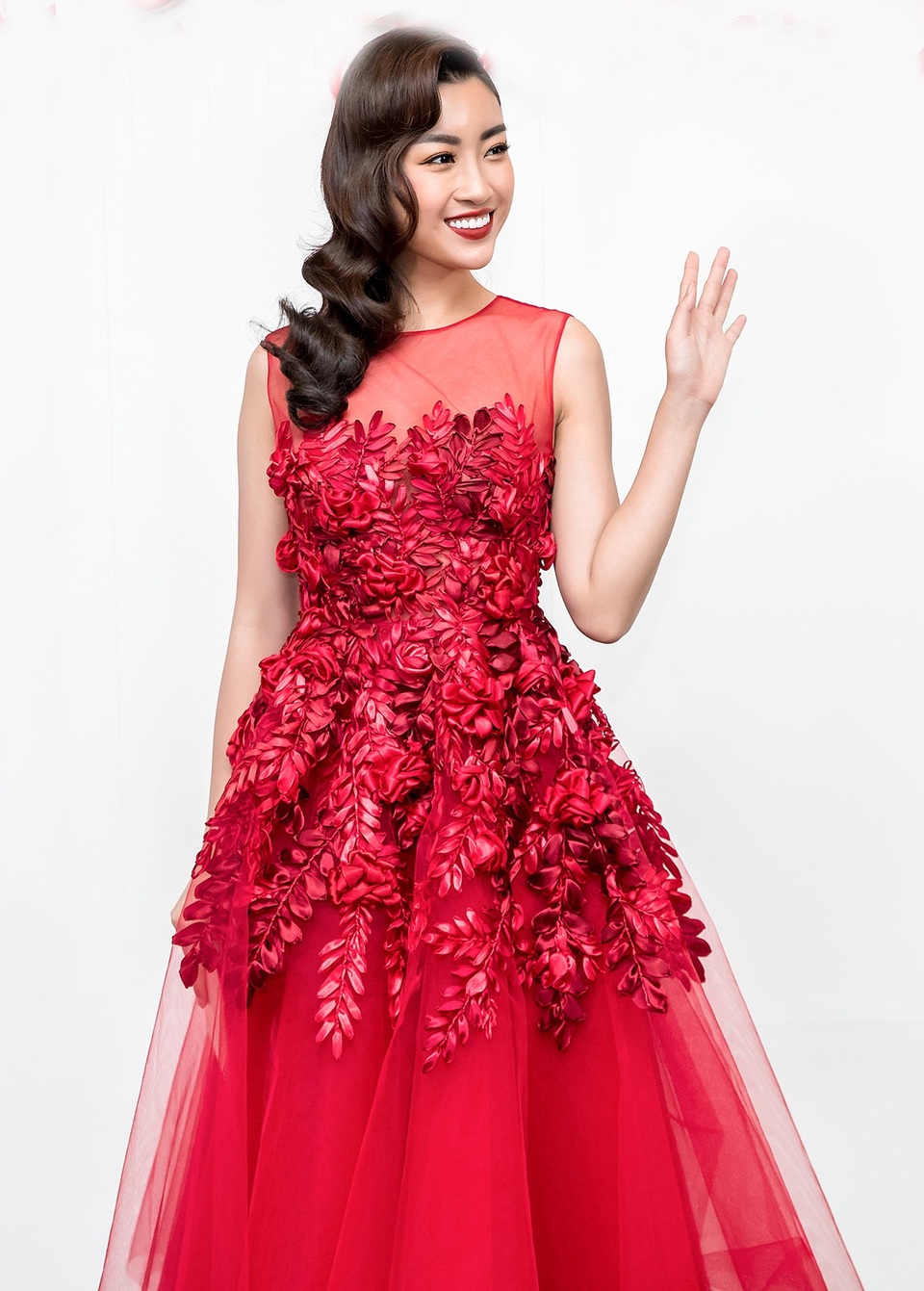 Hoa hậu Việt Nam 2016 Đỗ Mỹ Linh diện váy xòe qua gối, kết hợp chi tiết thêu, đính kết kỳ công ở phần ngực trải dài xuống chân váy. Người đẹp trông kiêu kỳ với mái tóc xoăn cổ điển, đôi môi màu mận chính.