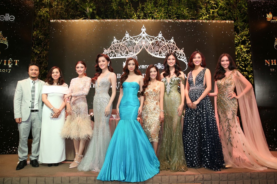 Hoa hậu Đỗ Mỹ Linh: “Chẳng lẽ mọi người muốn tôi ác hơn cho đỡ nhạt nhoà?” - 1 Đỗ Mỹ Linh cùng các quan khách trong buổi họp báo công bố bản quyền các cuộc thi Hoa hậu sáng 17/8.