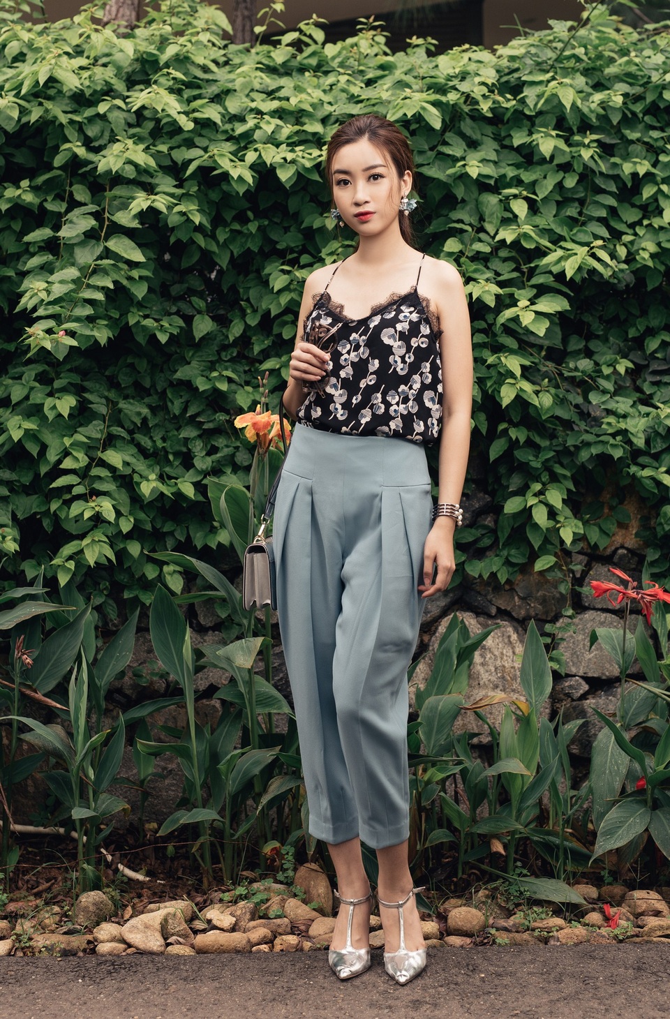 Hoa hậu Đỗ Mỹ Linh khoe vóc dáng nuột nà đón chào mùa hè - 6 Hoa hậu Việt Nam chia sẻ, cô thích sử dụng thời trang Việt.