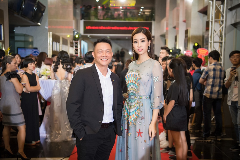 “Lương Bổng” không mong Người phán xử có phần 2, “cô Đẩu” trẻ trung bên bạn gái - 17 Hoa hậu Đỗ Mỹ Linh thân thiết trò chuyện cùng BTV Quang Minh.