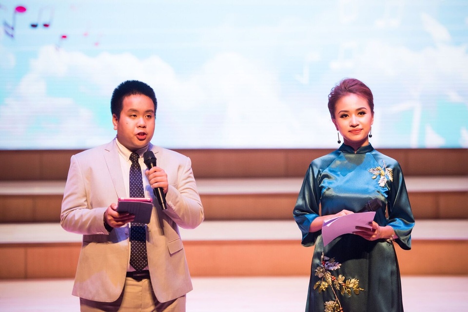 “Thần đồng” Đỗ Nhật Nam và bức ảnh 50 triệu tặng các em nhỏ viện Nhi - 1 Đỗ Nhật Nam dẫn chương trình cùng MC Vân Hugo