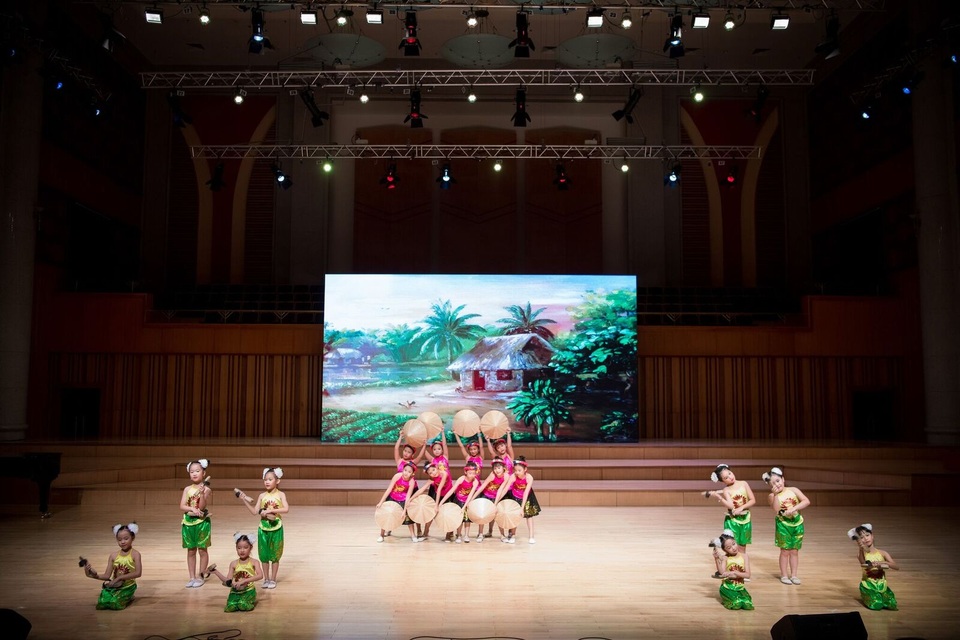 “Thần đồng” Đỗ Nhật Nam và bức ảnh 50 triệu tặng các em nhỏ viện Nhi - 7 “Thần đồng” Đỗ Nhật Nam và bức ảnh 50 triệu tặng các em nhỏ viện Nhi - 7