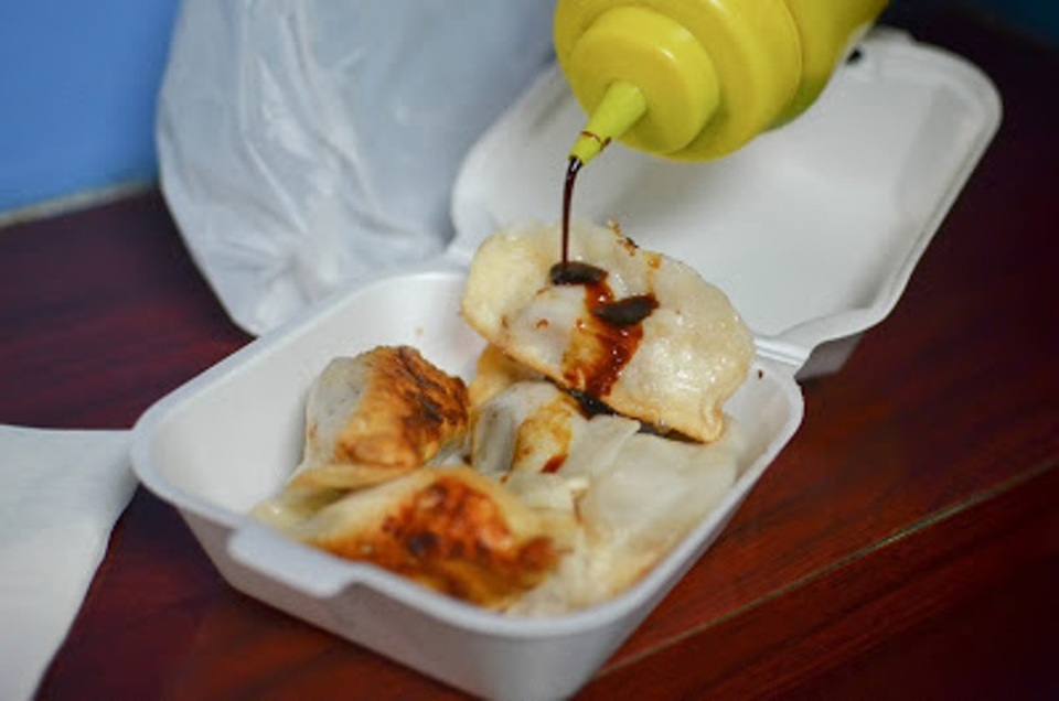Đồ nhựa tiện dụng: Dùng một lần, hại cả đời - 3 Các hàng bán đồ ăn vặt cũng rất chuộng hộp xốp.