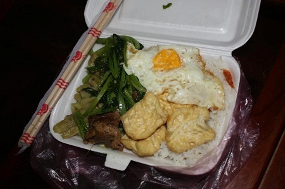 Đồ nhựa tiện dụng: Dùng một lần, hại cả đời - 1 Hình ảnh những hộp cơm đựng trong hộp xốp không quá xa lạ với người tiêu dùng.