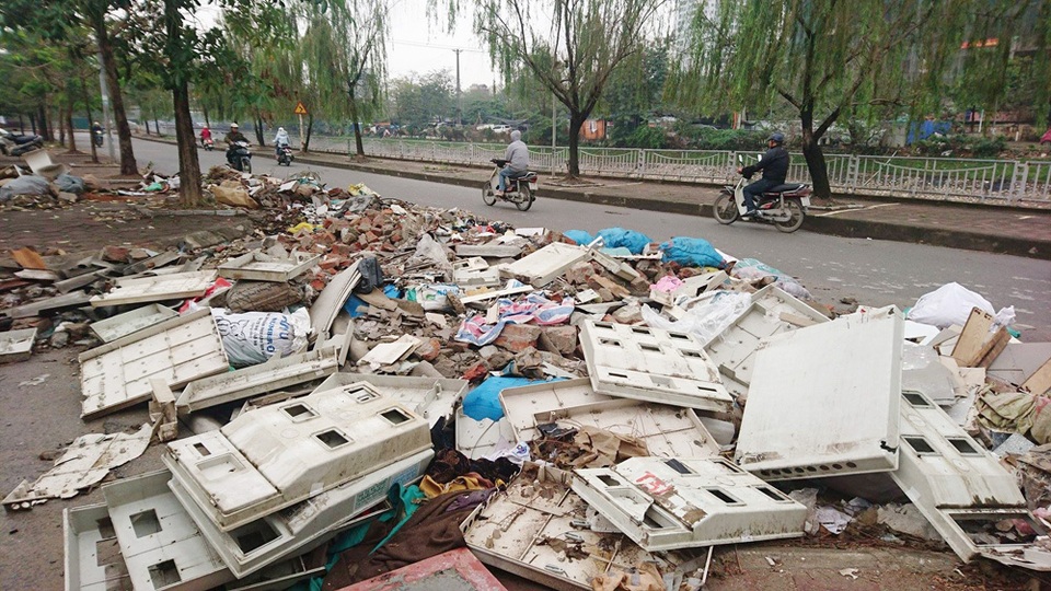 Hà Nội: Đường ven sông... ngập rác! - 4 Đủ các loại phế thải.