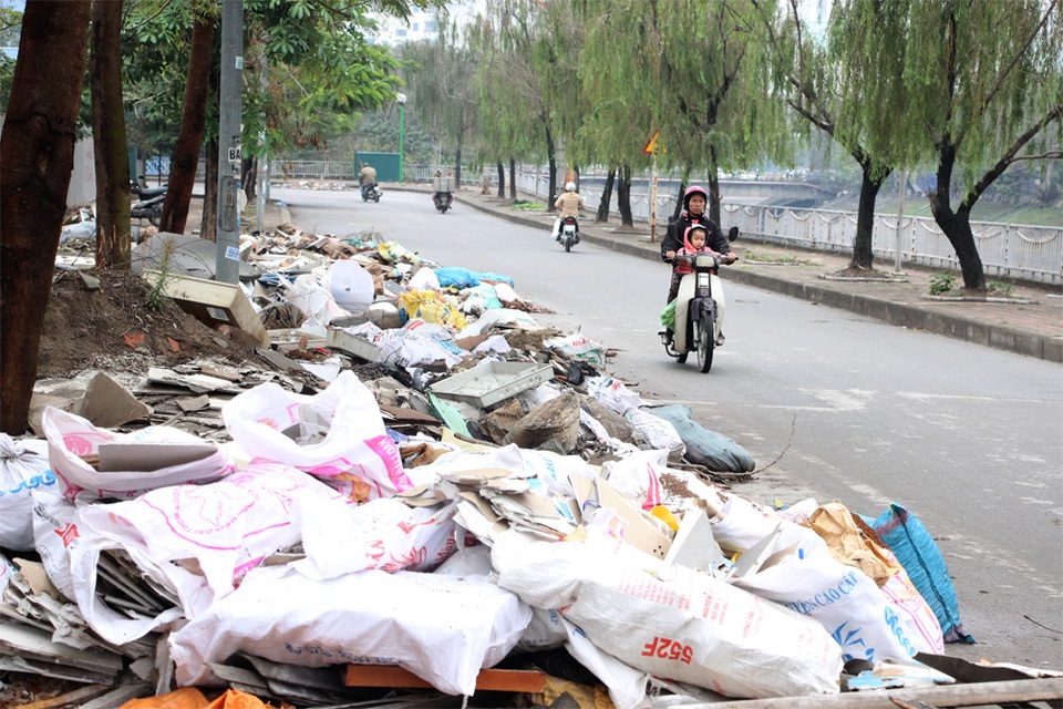 Hà Nội: Đường ven sông... ngập rác! - 3 Rác chất thành đống cao.