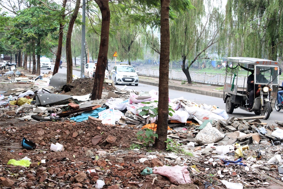 Hà Nội: Đường ven sông... ngập rác! - 2
Rác ngập tràn trên vỉa hè.