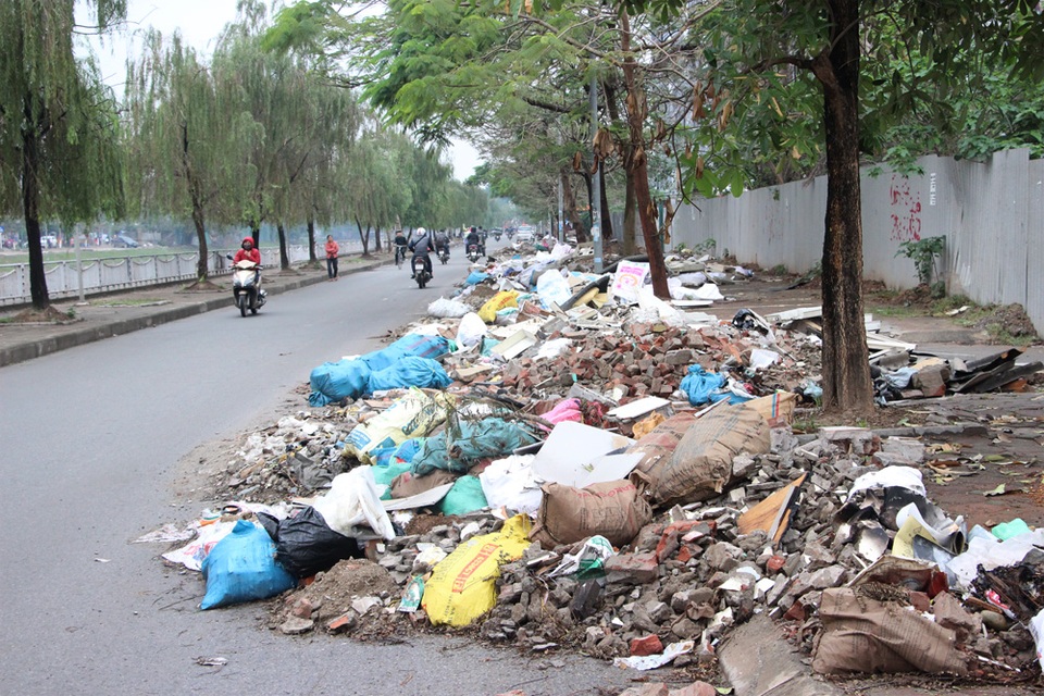 Hà Nội: Đường ven sông... ngập rác! - 5
Rác tràn xuống lòng đường, chiếm gần hết 1 làn xe.