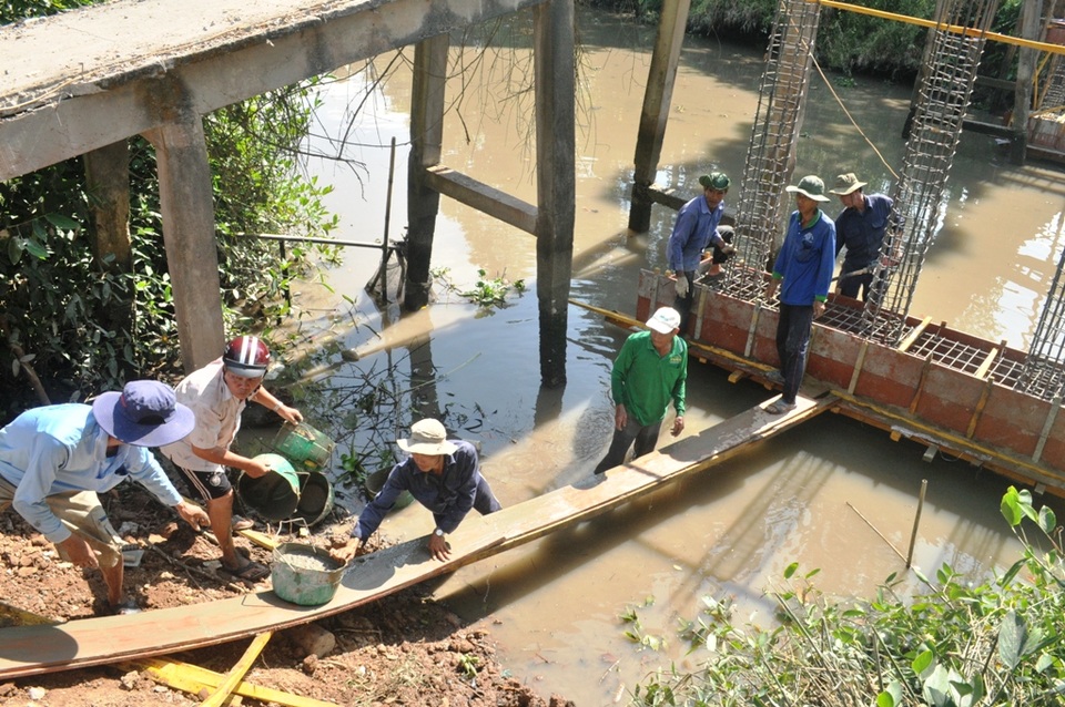Niềm vui ngày khánh thành cầu Dân trí thứ 12 tại Đồng Tháp - 8 Đội xây cầu đường thiện nguyện huyện Lai Vung tình nguyện xây dựng cầu không công. Nhờ đó giúp giảm chi phí xây dựng hàng trăm triệu đồng